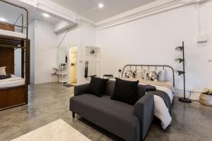 1 dormitorio con 1 cama y 1 sofá en Loft Series by Pak-Up en Krabi