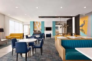 a restaurant with tables and chairs and a bar at La Quinta by Wyndham Richmond-Sugarland in Richmond +28 photos