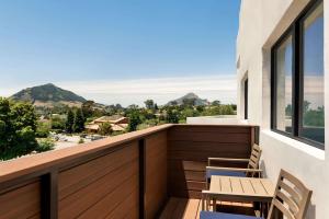 Balcony o terrace sa La Quinta by Wyndham San Luis Obispo