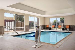 una gran piscina en una habitación de hotel en La Quinta Inn & Suites by Wyndham San Bernardino, en San Bernardino