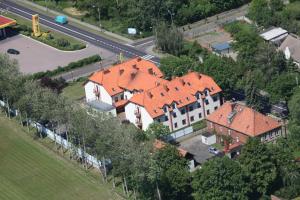uma vista aérea de uma grande casa com telhados laranja em Hotel Ach To Tu em Leszno