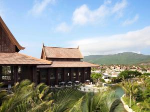 Pullman Sanya Yalong Bay Villas & Resort في سانيا: اطلالة المنتجع من الحديقة