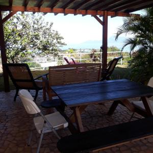 una mesa de picnic azul y sillas en el patio en Piafau Hills, en Faaa