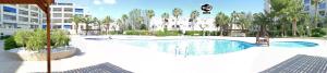 Piscina de la sau aproape de Port Aventura, Exclusivo Alojamiento La Pineda +39 fotografii