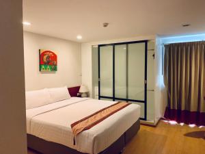 فندق آي ريزيدنس ساثورن - SHA Plus في بانكوك: غرفة نوم بسرير كبير ونافذة