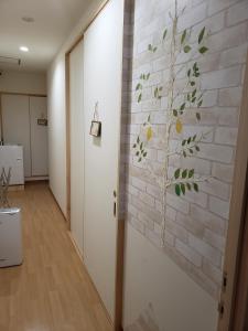 長崎市にあるGardenRoom BNB ヤムヤムの煉瓦壁の木壁