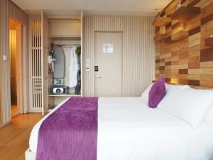 Uma cama ou camas num quarto em Hotel Madera Hong Kong