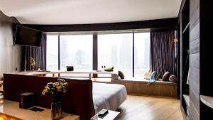 Voodi või voodid majutusasutuse YOHO Hollywood Roosevelt Hotel toas