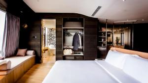 Voodi või voodid majutusasutuse YOHO Hollywood Roosevelt Hotel toas