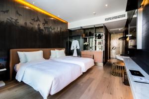 TV a/nebo společenská místnost v ubytování YOHO Hollywood Roosevelt Hotel