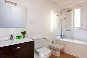 a bathroom with a toilet and a sink and a shower at Hotel de Francia y París in Cádiz