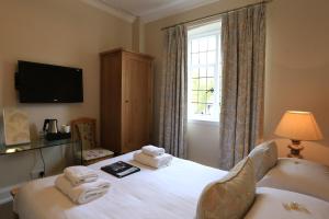 um quarto de hotel com uma cama com toalhas em B+B York em York