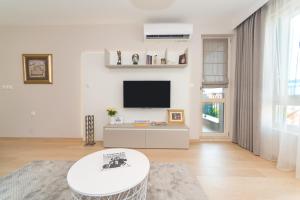 TV a/nebo společenská místnost v ubytování Plovdiv City Center Kapana with garage