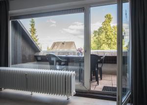 einen Balkon mit Blick auf einen Tisch und Stühle in der Unterkunft Appartement Brink Fichtenweg 41 in Winterberg