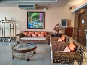 een woonkamer met banken en een tafel bij Allure Hotel & Suites in Cebu City