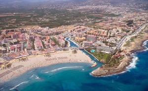 une vue aérienne d'une plage et de l'océan dans l'établissement APARTAMENTO PLAYA ARENAL, Jávea-Xàbia, à Jávea