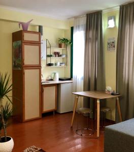 cocina con mesa y cocina pequeña con mesa y mesa en HB apartments Pushkin, en Tiflis