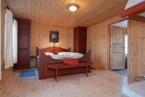ein Schlafzimmer mit einem Bett und einem Tisch in einem Zimmer in der Unterkunft Dale Gård in Heggenes