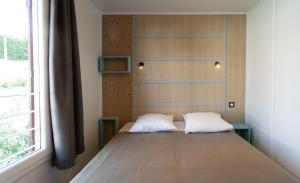 Domaine Chalets Larlapean客房内的一张或多张床位