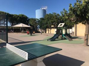 park z placem zabaw ze zjeżdżalnią i kortami tenisowymi w obiekcie MOBIL HOME w mieście Vic-la-Gardiole