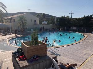 grupa ludzi w basenie w obiekcie MOBIL HOME w mieście Vic-la-Gardiole