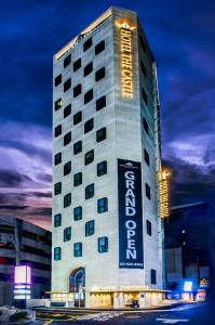 un edificio de hotel con un cartel en él por la noche en Hotel the Castle Jamsil-Sene en Seúl