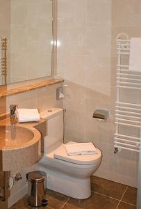 Ein Badezimmer in der Unterkunft Morada Hotel Heidesee Gifhorn