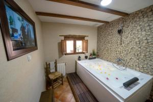eine große Badewanne im Bad mit Fenster in der Unterkunft Reul Alto Cortijos Rurales in Laroya