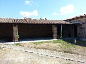 a brick house with a garage in front of it at Sa Domu e Crakeras in Oristano