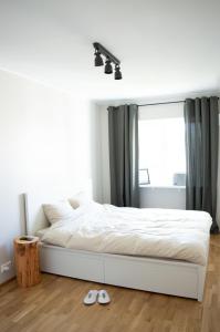Säng eller sängar i ett rum på Modern apartment in the heart of Kärdla