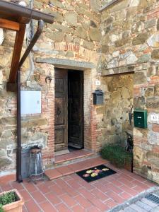 ルチニャーノにあるAppartamento Il Melogranoの石造りの建物の入口