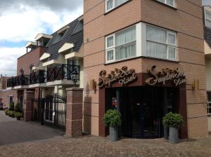 een winkelpui van een bakstenen gebouw bij SuyderSee Hotel in Enkhuizen