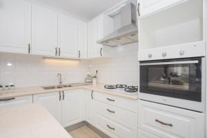 Kuchyňa alebo kuchynka v ubytovaní Apartman Slavice