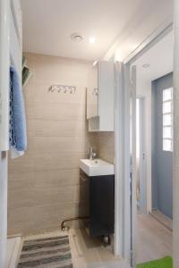 y baño con lavabo y espejo. en Paris Access with Creteil Apartment, en Créteil