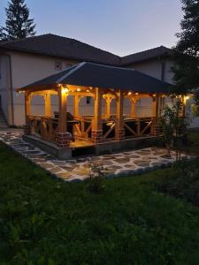 un edificio con un cenador con luces. en Casa Patricia, en Lupeni