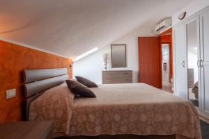 Un dormitorio con una cama grande con cabecero de madera. en Villa Chloe, en Santa Luria