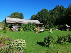 una casa con un giardino verde con fiori e piante di Medumi Lake a Medumi