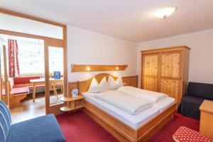 En eller flere senge i et værelse på Hotel & Appartement Auerhahn