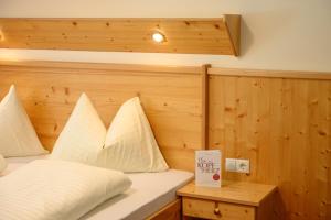 Łóżko lub łóżka w pokoju w obiekcie Hotel & Appartement Auerhahn