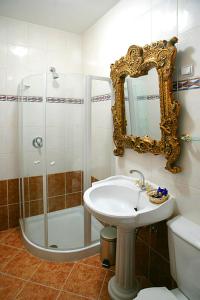 Phòng tắm tại Hotel Razgorsek