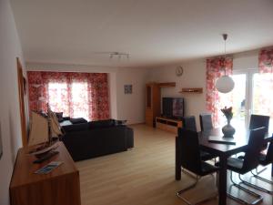 Μια τηλεόραση ή/και κέντρο ψυχαγωγίας στο Ferienwohnung Insel Rügen - Haus Albatros