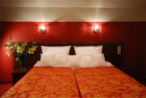 
Łóżko lub łóżka w pokoju w obiekcie Hotel Victoria
