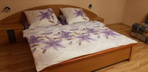 a bedroom with a bed with purple flowers on it at Ferienwohnung Silvia in Sankt Kanzian