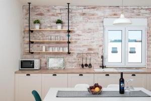 Kuchyň nebo kuchyňský kout v ubytování Apartman Regius White