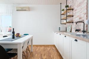 Kuchyň nebo kuchyňský kout v ubytování Apartman Regius White