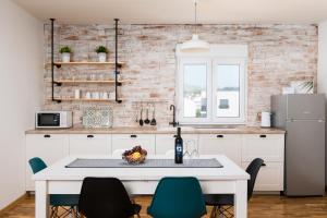 Kuchyň nebo kuchyňský kout v ubytování Apartman Regius White