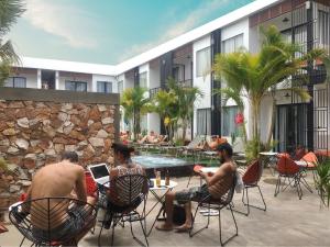 een groep mensen die in stoelen bij een zwembad zitten bij Central Corner d'Angkor in Siem Reap