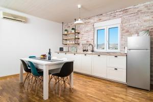 Kuchyň nebo kuchyňský kout v ubytování Apartman Regius White