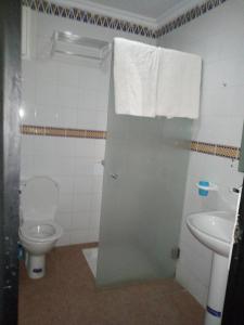 uma casa de banho com um WC e um lavatório em Hotel Darna em Rabat