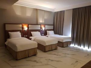 Postel nebo postele na pokoji v ubytování Muscat Gate Hotel